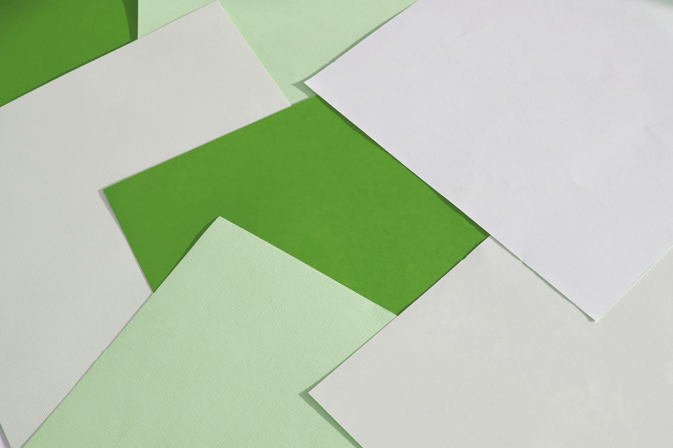 Image of paper stacking to visualize the concepts of Material Design.